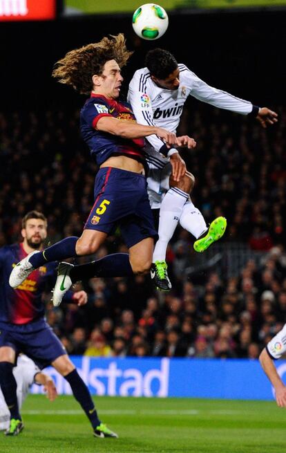 Puyol salta con Varene en el área del Madrid.