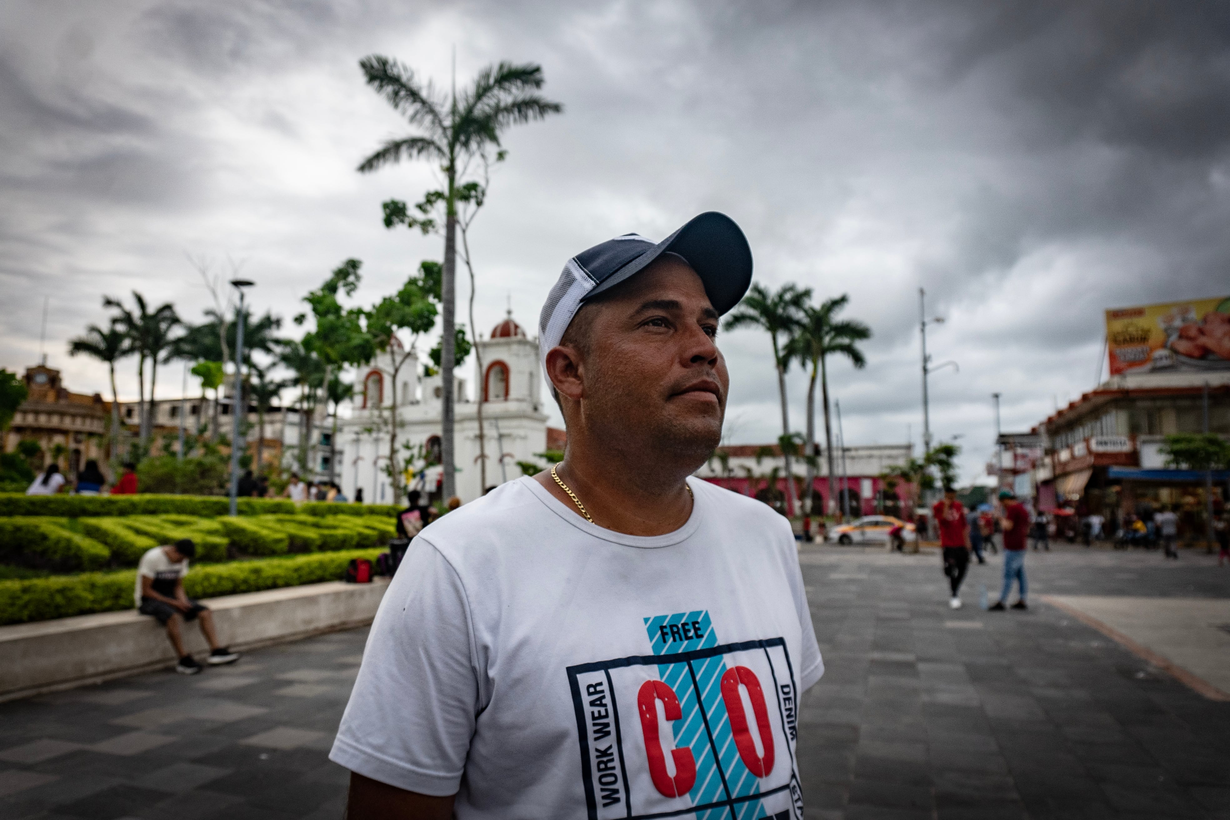 Javier, venezolano de 37 años, trabaja temporalmente en el Parque Central Miguel Hidalgo, en Tapachula. 