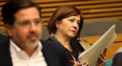 La secretaria de la Acadèmia Valenciana de la Llengua, Verònica Cantó, siguió el debate en las Cortes.