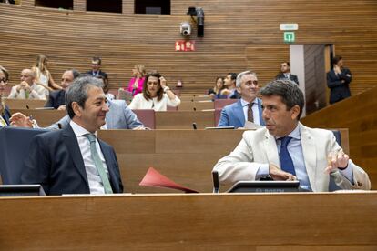 El presidente de la Generalitat, Carlos Mazón (PP), conversa con el vicepresidente primero del Consell y consejero de Cultura y Deporte, Vicente Barrera (Vox), durante sus comparecencias hace unos días en las Cortes Valencianas.