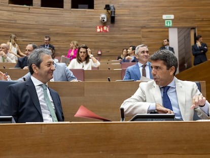 El presidente de la Generalitat, Carlos Mazón (PP), conversa con el vicepresidente primero del Consell y consejero de Cultura y Deporte, Vicente Barrera (Vox), durante sus comparecencias hace unos días en las Cortes Valencianas.