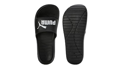 Chanclas piscina sobre fondo blanco
