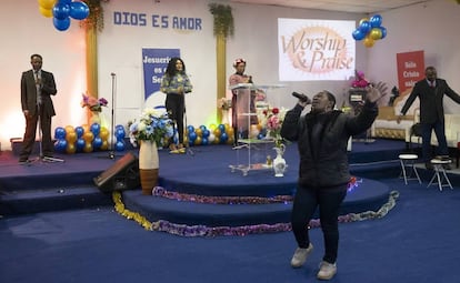 Una mujer canta durante el oficio en una iglesia africana.