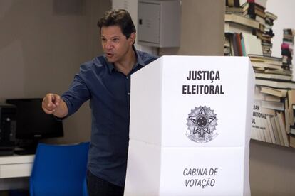 O candidato à Presidência do Brasil Fernando Haddad (PT) votou nesta manhã em um colégio de São Paulo.