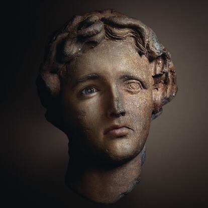 A la izquierda, cabeza de joven según la interpretación de Erwin Olaf a partir de una escultura del siglo III antes de Cristo (STATE HERMITAGE MUSEUM | ERWIN OLAF).