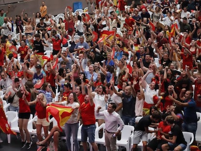 Los aficionados celebran el gol de Olga Carmona, este domingo en el pabellón Vall d'Hebron de Barcelona.