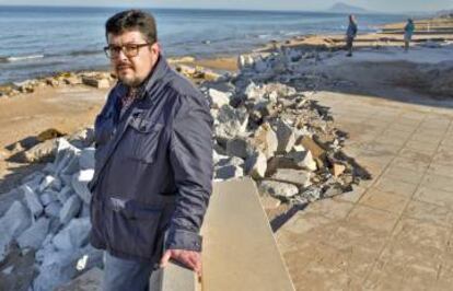 Àlex Ruiz, alcalde de Bellreguard, junto al paseo destrozado.