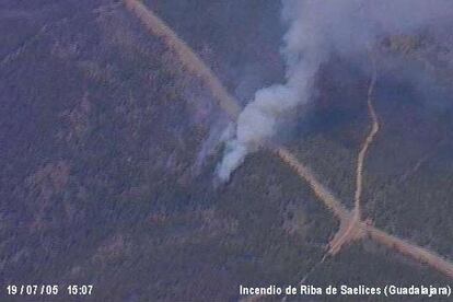 Esta imagen está hecha tres días después de comenzar el fuego. Las llamas han comenzado a ser controladas y alguno de los focos del incendio ya se ha extinguido. Llegó el momento de denunciar la falta de medios. El presidente de Castilla-La Mancha, José María Barreda, es el foco de las críticas por parte de los vecinos y del Partido Popular, que pide su dimisión.