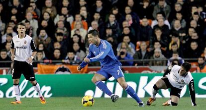 Ronaldo escapa entre Bernat y Piatti.