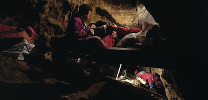 Un grupo de cient&iacute;ficos trabaja en la Sima de los Huesos, en Atapuerca (Burgos).