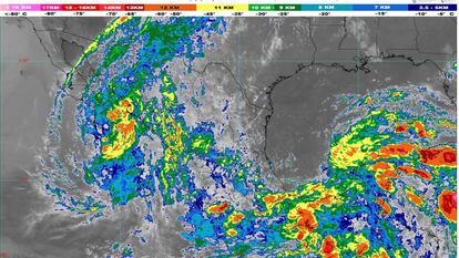 Imagen satelital con la zona de baja presión en el sureste mexicano.