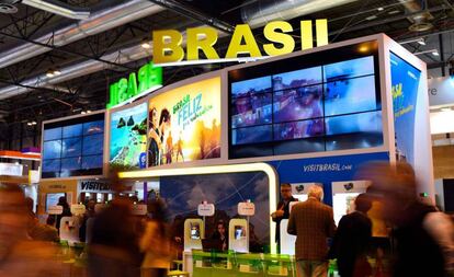 Varios visitantes en el stand de Brasil en Fitur 2018.