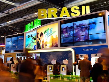 Varios visitantes en el stand de Brasil en Fitur 2018.