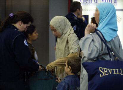 Una policía municipal de Madrid identifica a dos mujeres marroquíes en una estación.