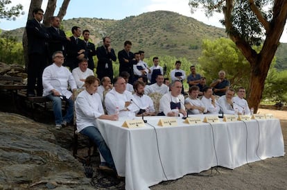 Ferran Adrià. acompañado por cocineros discípulos, en la rueda de prensa de despedida de elBulli.