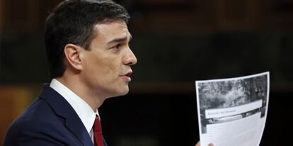 El secretario general del PSOE, Pedro S&aacute;nchez, durante su intervenci&oacute;n en la sesi&oacute;n de la tarde de la segunda jornada del debate de su investidura que se celebra en el Congreso de los Diputados. 