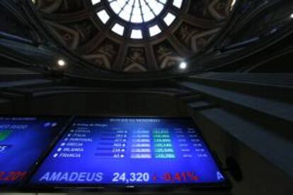 Monitor en la bolsa de Madrid que muestra, entre otras, la prima de riesgo de España, que mide la confianza del mercado en la deuda soberana española. EFE/Archivo