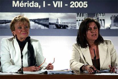 María Teresa Fernández de la Vega (izquierda) y María Antonia Trujillo, tras el Consejo de Ministros.