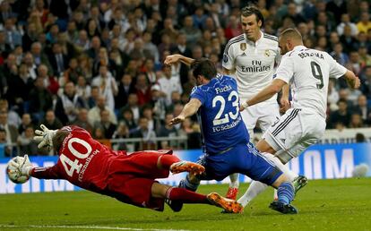 Benzemá anota el tercer tanto del equipo de Ancelotti y da tranquilidad al Bernabéu, que ve cómo su equipo se pone por delante en el marcador por primera vez en el partido.