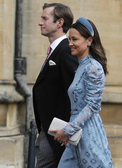 La hermana de Kate Middleton, Pippa, asistió el pasado mes de mayo a la boda de lady Gabriella Windsor con un vestido azul de Kate Spade a juego con su diadema de Jess Collett Milliner.