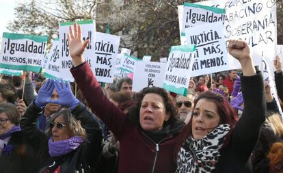 Dos mujeres alzan sus manos durante la movilización feminista frente al Parlamento de Andalucía.