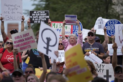 Protestas en Indiana contra la decisión del Tribunal Supremo de Estados Unidos de revocar el derecho al aborto.