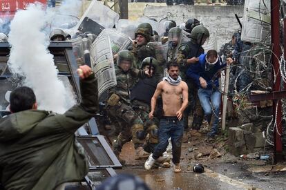 Los manifestantes, con banderas palestinas y libanesas, gritaban consignas contra el presidente de Estados Unidos Donald Trump, que el miércoles reconoció Jerusalén como capital de Israel.