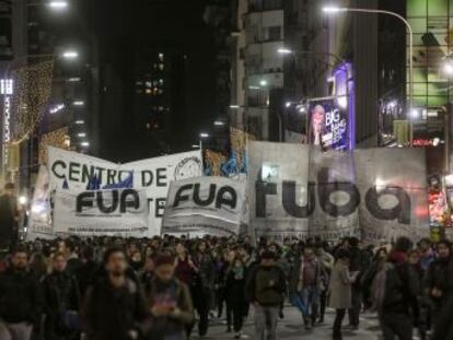 Miles de estudiantes y profesores argentinos protestan en defensa del sistema educativo estatal