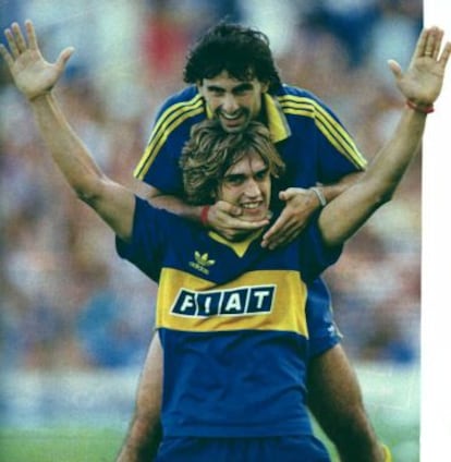 Diego Latorre (arriba) celebra un gol con Batitusta, en Boca Juniors