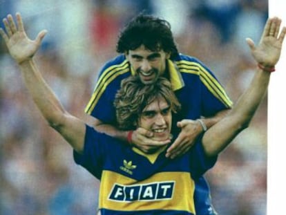 Diego Latorre (arriba) celebra un gol con Batitusta, en Boca Juniors