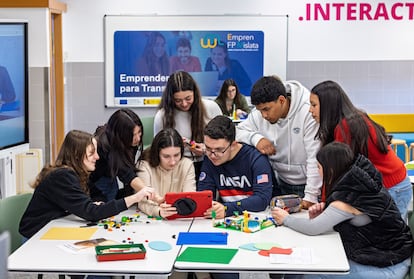Estudiantes en el CIPFP Mislata, un centro de referencia en Formación Profesional, que apuesta por el emprendimiento de forma transversal, en una imagen de archivo.