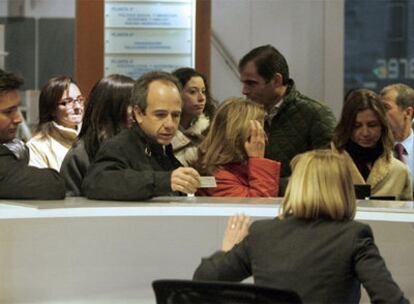 El alcalde de Boadilla, Arturo González Panero, ayer tarde entrando en la sede del PP en Génova con sus concejales.