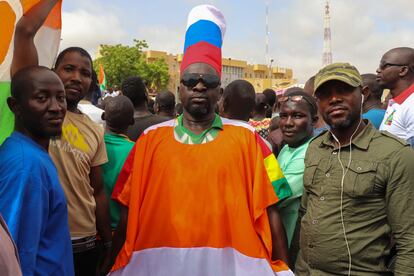 Un manifestante porta una camiseta con la bandera de Níger y un gorro con la de Rusia durante las marchas a favor del golpe de Estado producidas este jueves en la capital del país, la ciudad de Niamey.