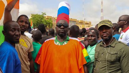 Un manifestante porta una camiseta con la bandera de Níger y un gorro con la de Rusia durante las marchas a favor del golpe de Estado producidas este jueves en la capital del país, la ciudad de Niamey.