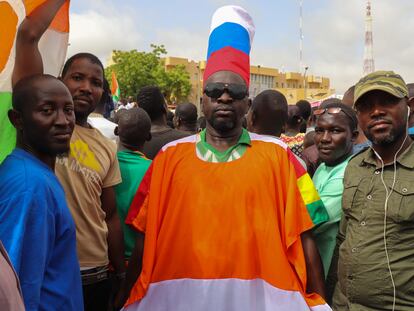 Un manifestante porta una camiseta con la bandera de Níger y un gorro con la de Rusia durante las marchas a favor del golpe de Estado producidas este jueves en la capital del país, la ciudad de Niamey.