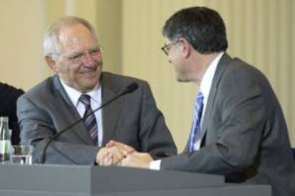 El secretario de Tesoro de EEUU, Jack Lew (d), estrecha la mano del ministro alemán de Finanzas, Wolfgang Schäuble (i), durante una rueda de prensa conjunta tras su encuentro en Berlín, Alemania, hoy martes 9 de abril de 2013. El secretario del Tesoro de Estados Unidos, Jack Lew, viaja a Berlín y París, donde se reunirá con sus homólogo alemán y francés, respectivamente.