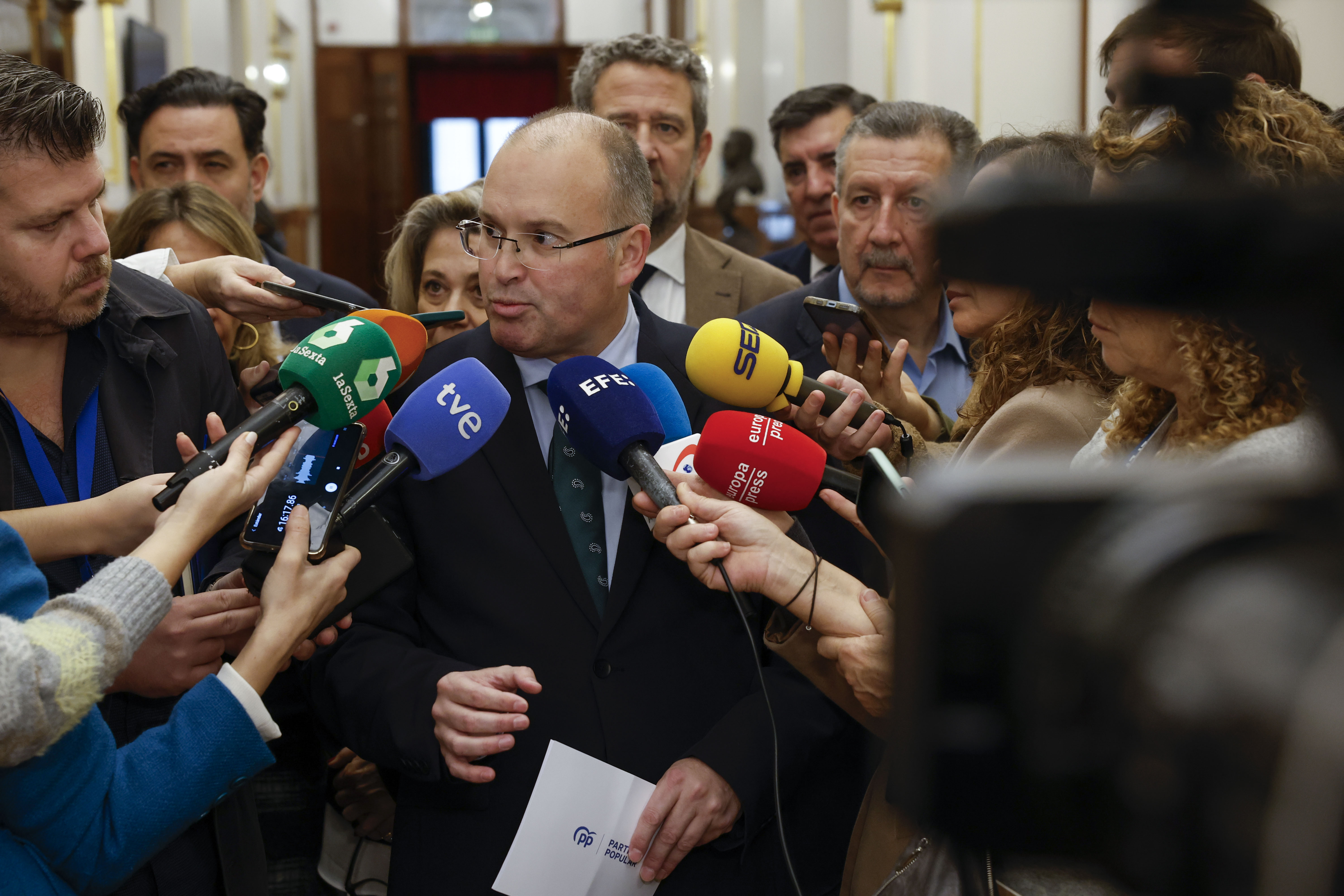 El portavoz del PP en el Congreso, Miguel Tellado, atendía este viernes a los periodistas durante la jornada de puertas abiertas de la Cámara baja.