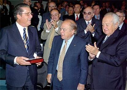 Federico Mayor Zaragoza (izquierda), con Jordi Pujol y Mario Soares tras recoger la medalla de la UAM.