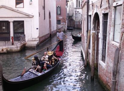 Una góndola navea por un canal de Venecia