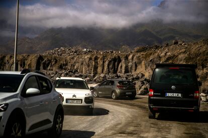 Varios coches recorran el viernes la carretera que salva la colada del volcn de La Palma.