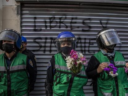 colectivos feministas obsequiaron flores a las mujeres policías