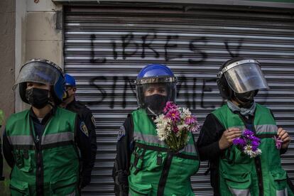 colectivos feministas obsequiaron flores a las mujeres policías