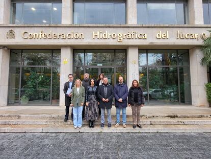 Alcaldes de municipios afectados por la dana ante la sede de la Confederación Hidrográfica del Júcar.