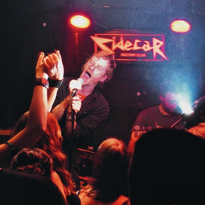 Matt Berninger, líder de The National, en un concierto de la banda estadounidense en la sala Sidecar de Barcelona, en 2005.