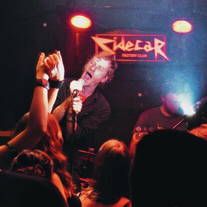 Matt Berninger, líder de The National, en un concierto de la banda estadounidense en la sala Sidecar de Barcelona, en 2005.