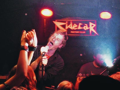 Matt Berninger, líder de The National, en un concierto de la banda estadounidense en la sala Sidecar de Barcelona, en 2005.