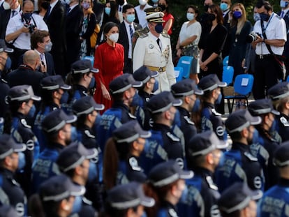 El comisario general de la Policía Municipal de Madrid, Teodoro Pérez (de blanco, en la parte superior de la imagen) con la reina Letizia, el pasado 24 de junio.