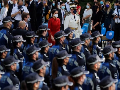 El comisario general de la Policía Municipal de Madrid, Teodoro Pérez (de blanco, en la parte superior de la imagen) con la reina Letizia, el pasado 24 de junio.