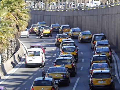 Una marxa lenta de taxistes, al seu pas per la Ronda de Dalt.