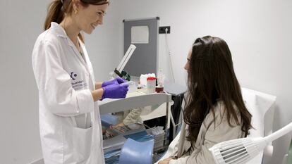 La investigadora Joana de Miguel (izquierda) atiende a una paciente en la consulta del centro de salud Bombero Etxaniz.